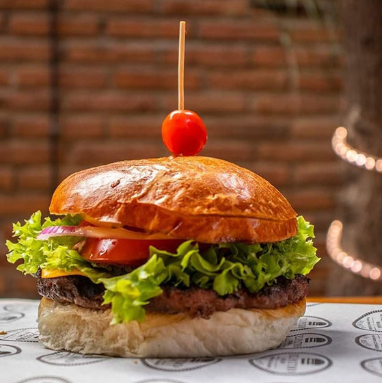 Hamburguesa clásica con cheddar, tomate y lechuga
