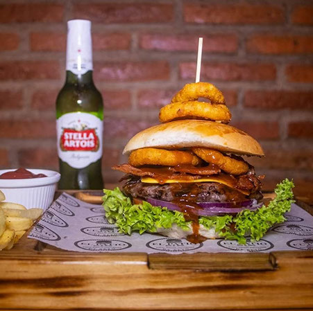 Hamburguesa El Patio con tocino, aros de cebolla y BBQ