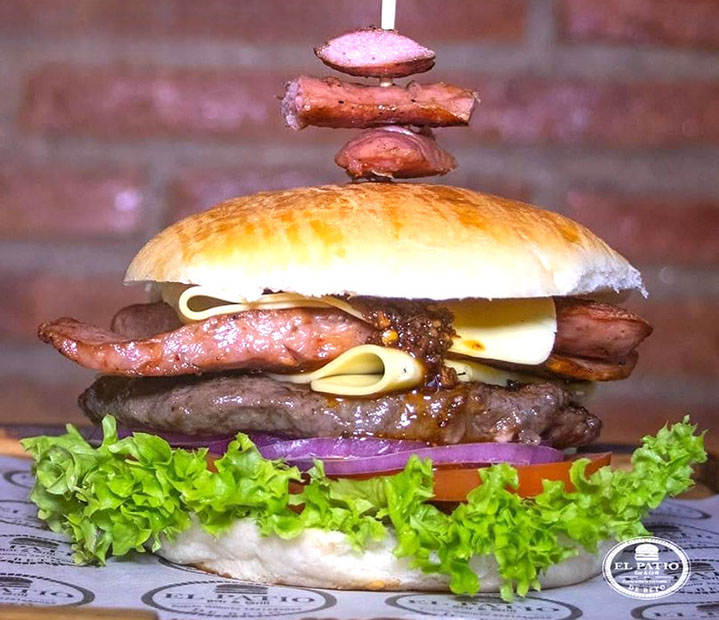 Hamburguesa La Argentina con chorizo argentino y chimichurri