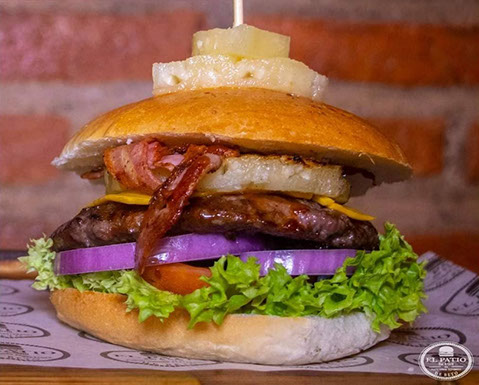 Hamburguesa La Surfa con pina asada y tocino