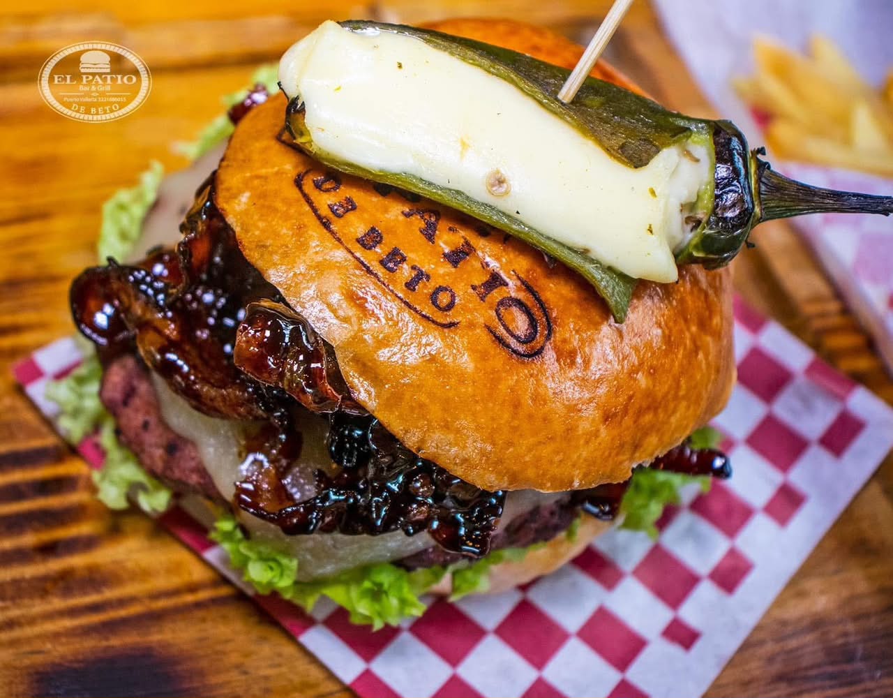 Hamburguesa Mamba Negra con tocino glaseado