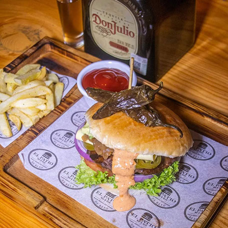 Hamburguesa El Patron con aguacate y jalapenos
