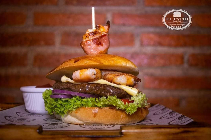 Hamburguesa Surf and Turf con camaron y carne
