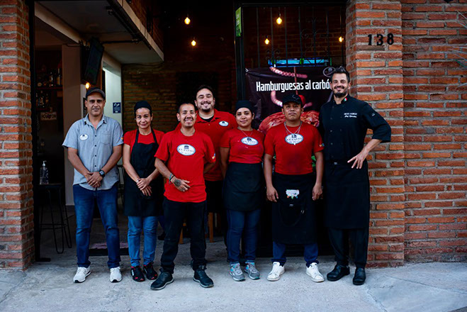 Equipo de El Patio de Beto frente al restaurante
