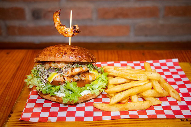 Hamburguesa con camarón y papas de El Patio de Beto