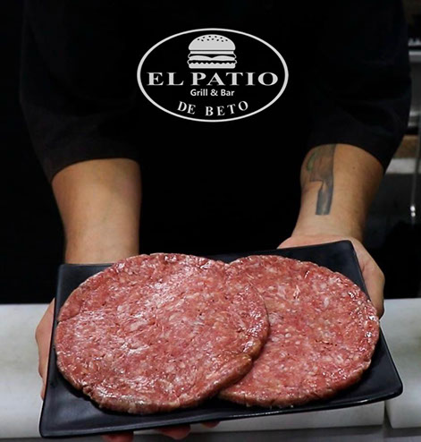 Carne para hamburguesas preparada por el equipo de El Patio de Beto